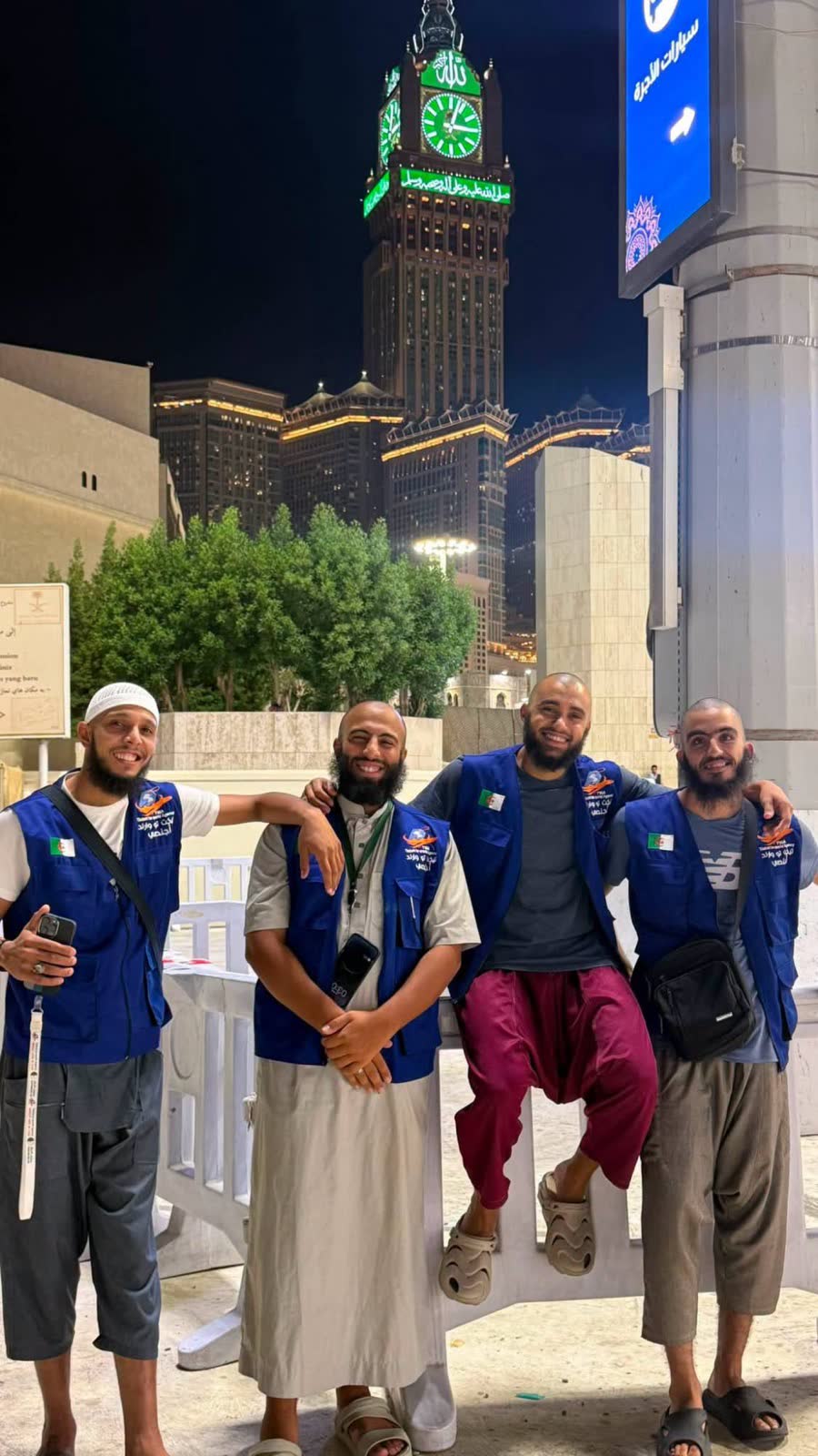 مرشدو الوكالة ليلاً في مكة المكرمة أمام برج الساعة