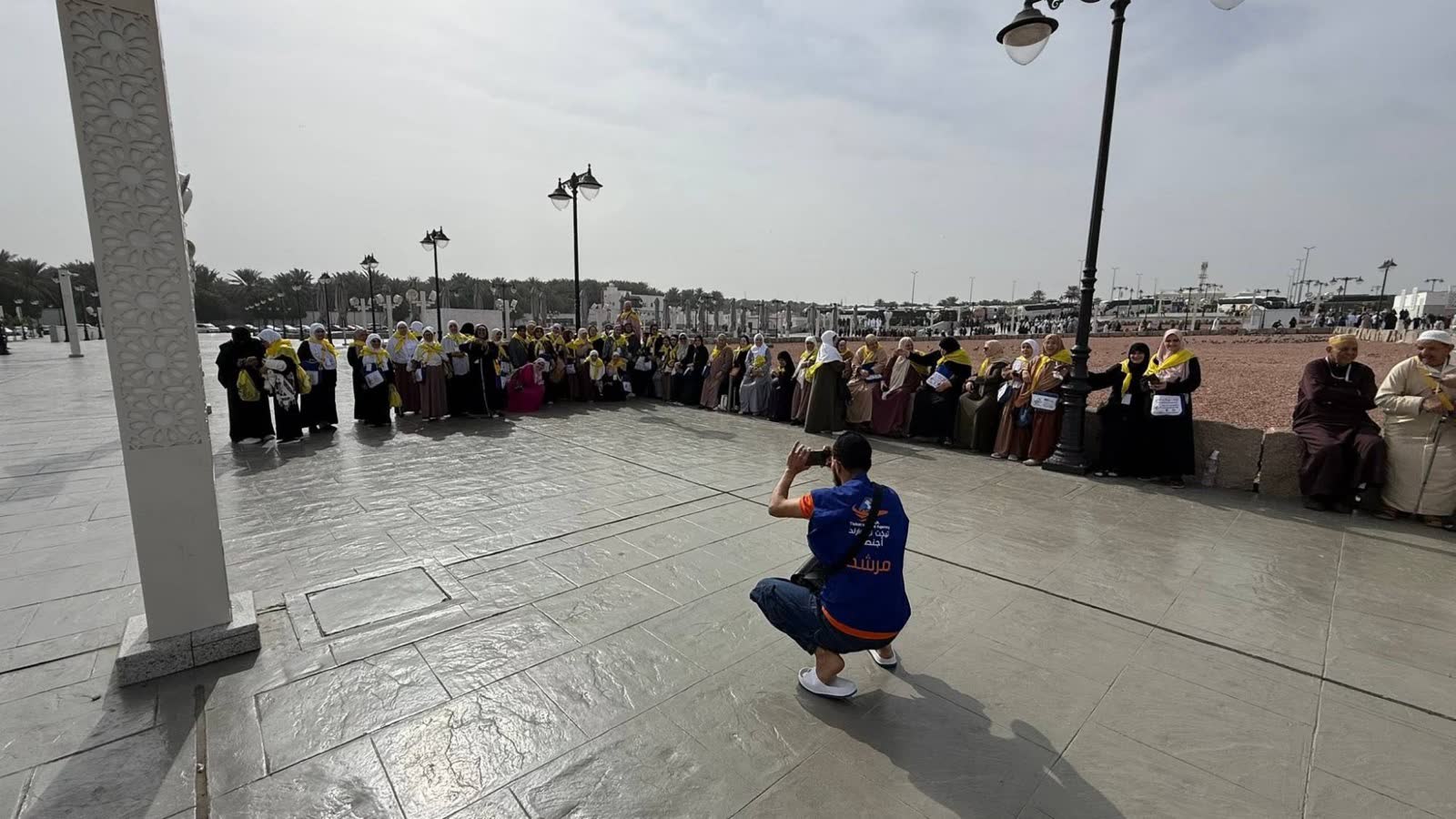 مرشد الوكالة يلتقط صورة جماعية لمعتمرات الوكالة