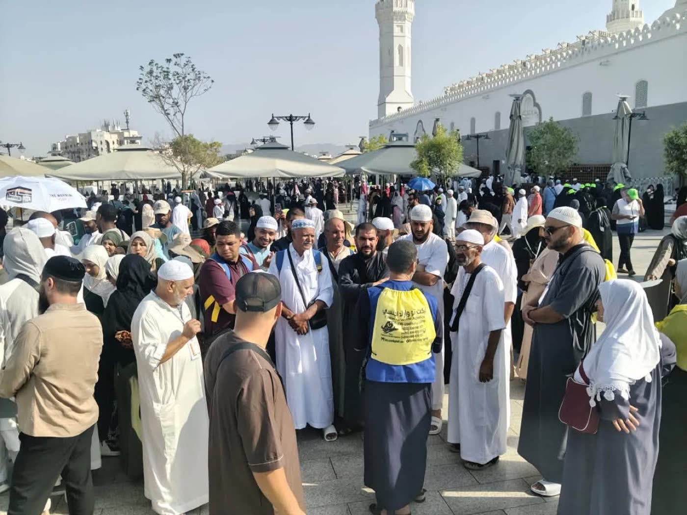 مرشد الوكالة يشرح للمعتمرين أمام مسجد قباء