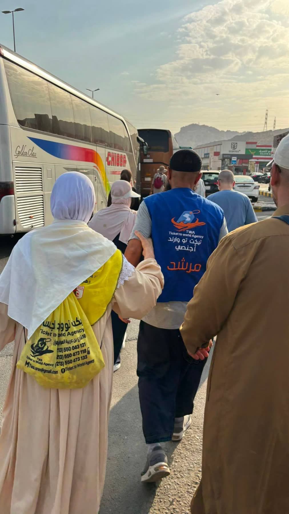 مرشد الوكالة يمسك بذراع معتمرة في مكة المكرمة