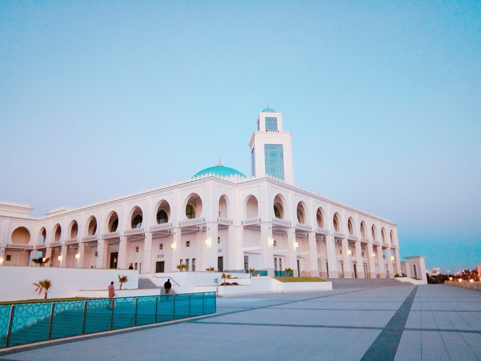مسجد عبد الحميد بن باديس في وهران عند الغروب